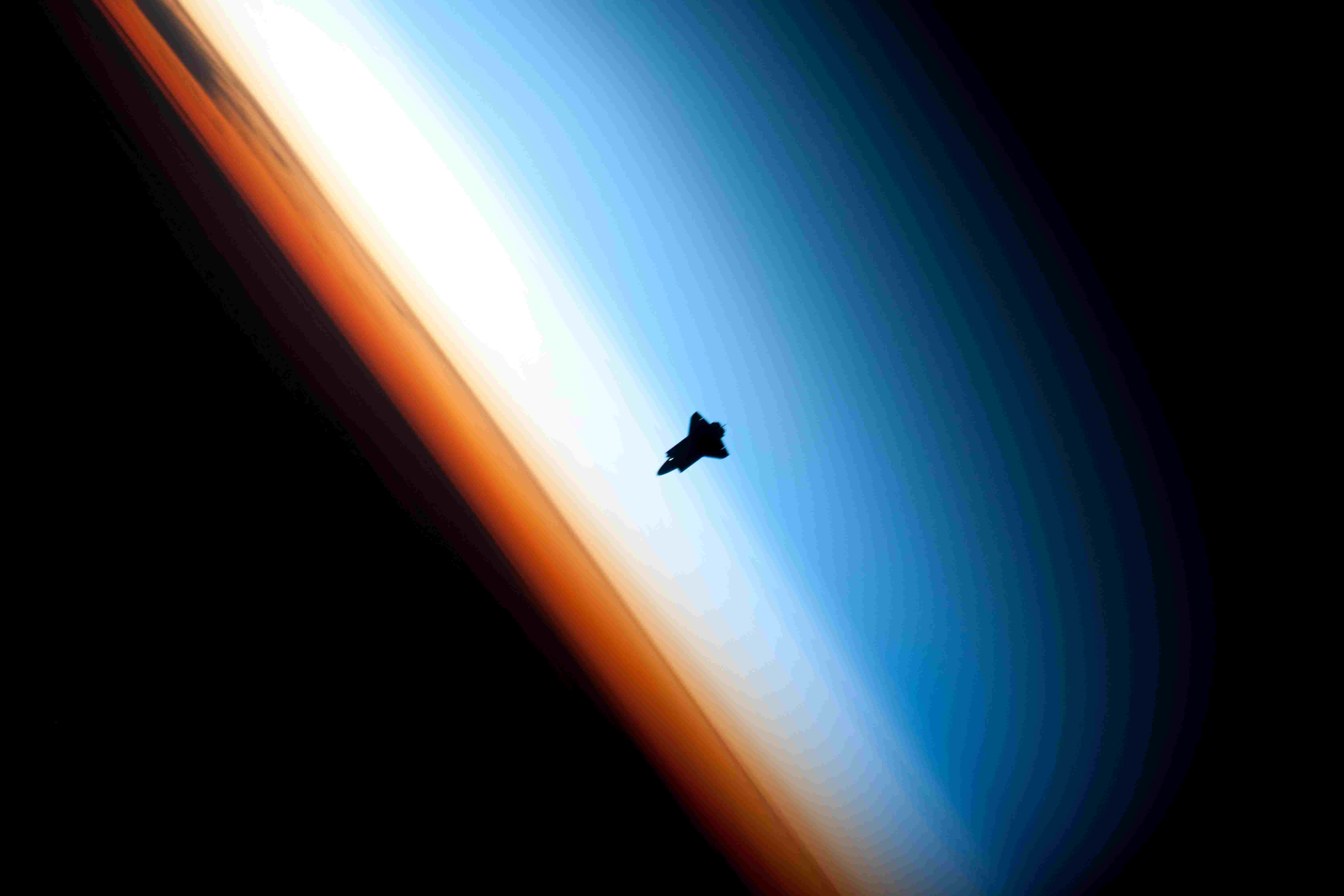 Images Wikimedia Commons/16 NASA Endeavour_silhouette_STS-130jpg